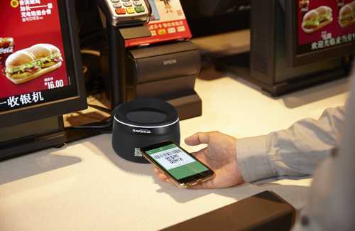 顧客正在使用二維碼掃描設(shè)備進(jìn)行付款 顧客正在使用二維碼掃描設(shè)備進(jìn)行付款